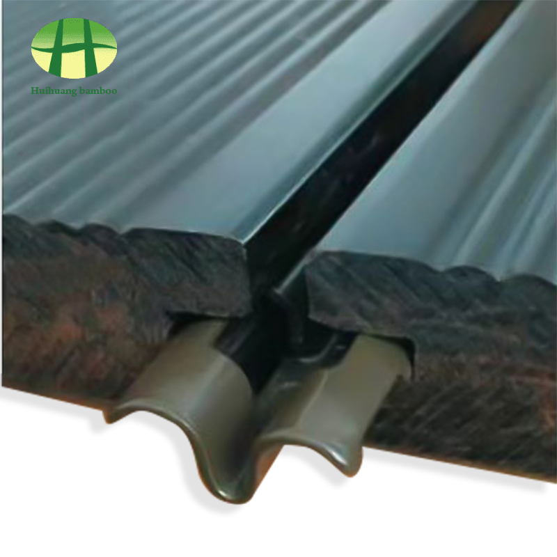 Wyraźne łączenie gwoździ z ciężką bambusową podłogą